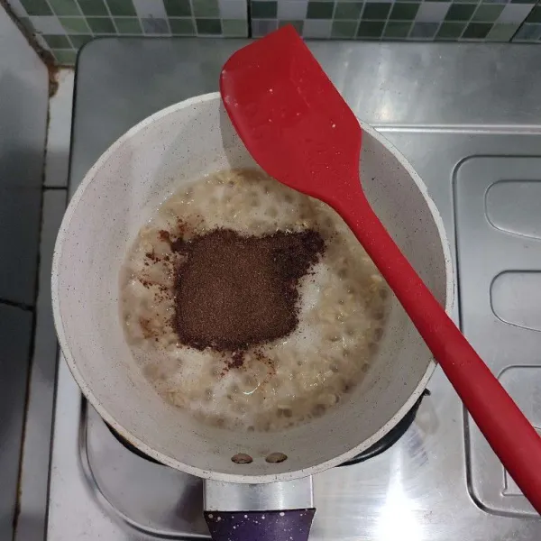 Kemudian masukkan bubuk susu hazelnut dan susu kental manis diet. Aduk rata.