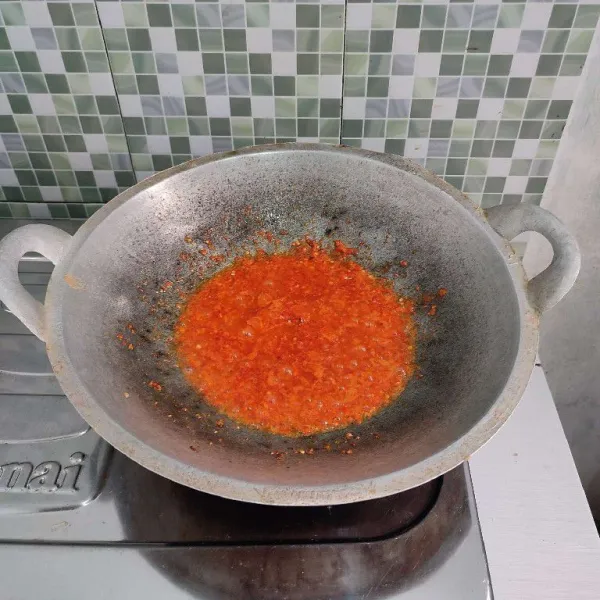 Tumis bumbu balado dalam minyak panas dengan api sedang, bumbui dengan garam dan perasan jeruk nipis, aduk rata, cicipi rasanya. Masak hingga berubah warna. Kemudian matikan api.