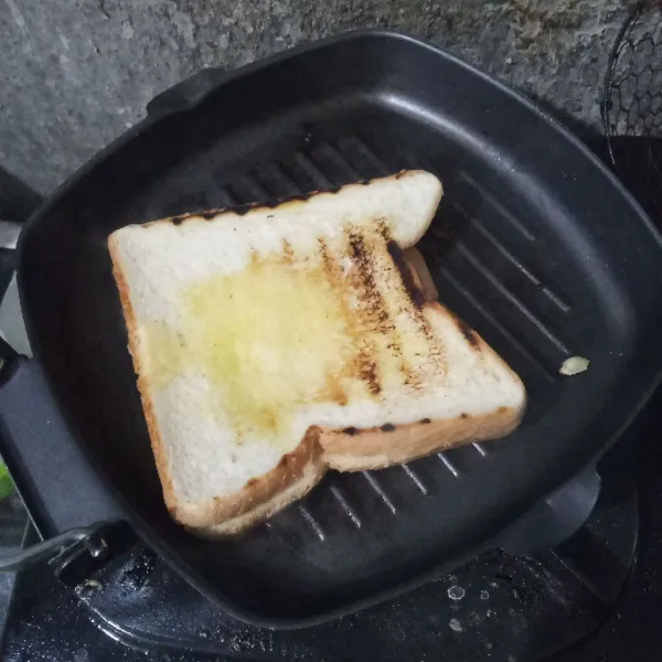 Panggang di atas grill pan hingga matang di kedua sisinya.