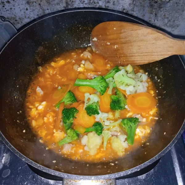 Masukkan wortel, brokoli dan kembang kol. Aduk rata. Masak sebentar. Icip rasa. Angkat dan sajikan.