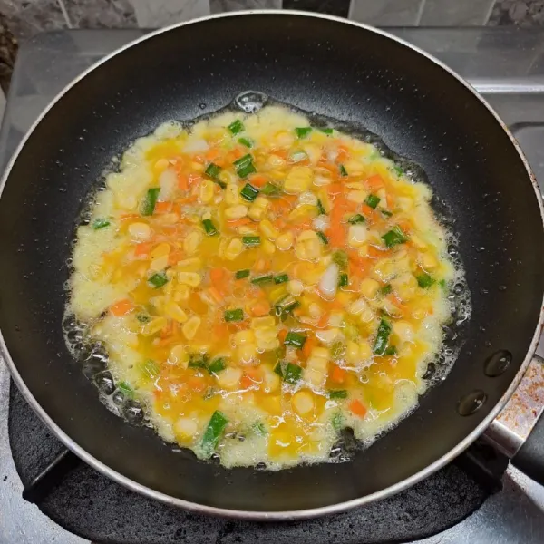 Panaskan teflon dengan sedikit minyak goreng. Tuang adonan telur dadar.