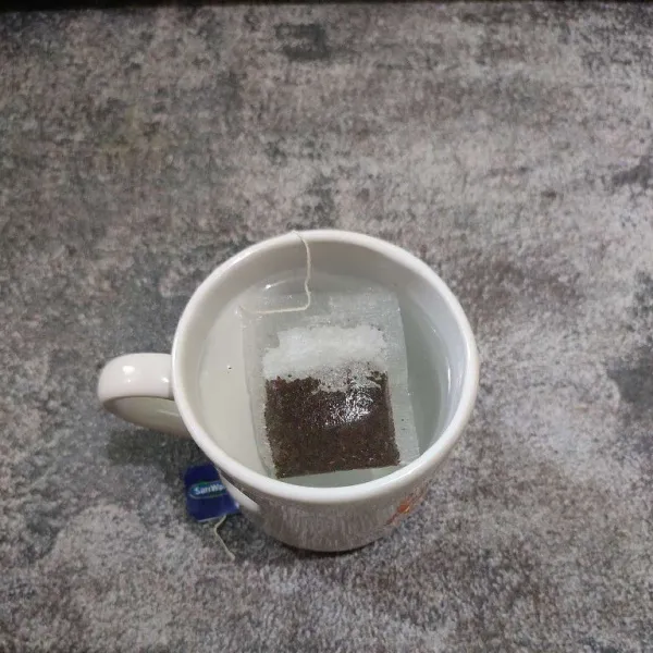 Rendam teh di dalam gelas saji dengan air panas mendidih.