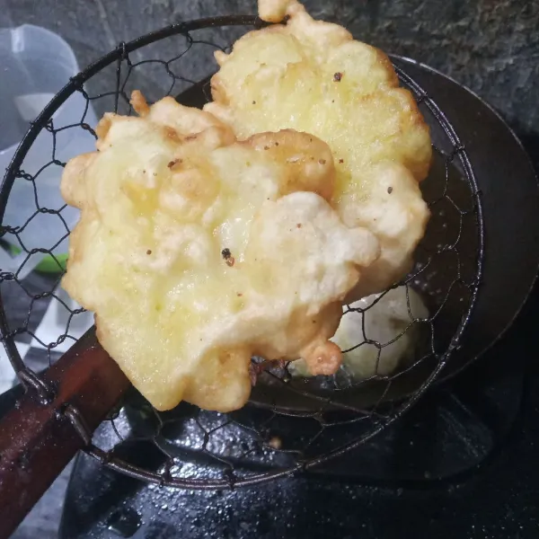 Goreng hingga garing dan matang. Angkat dan tiriskan.