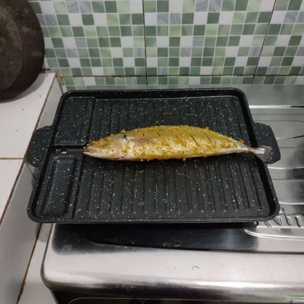 Panggang ikan hingga matang di atas grill pan dengan api kecil saja.