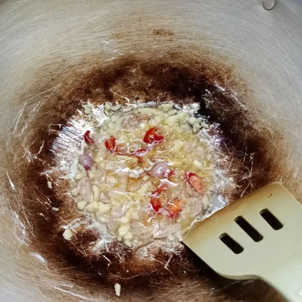 Panaskan minyak goreng. Tumis bumbu iris sampai harum dan matang.