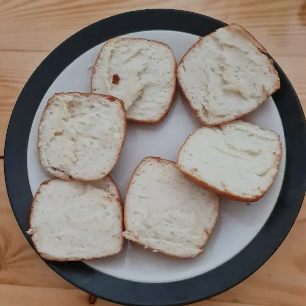 Belah roti menjadi dua bagian.