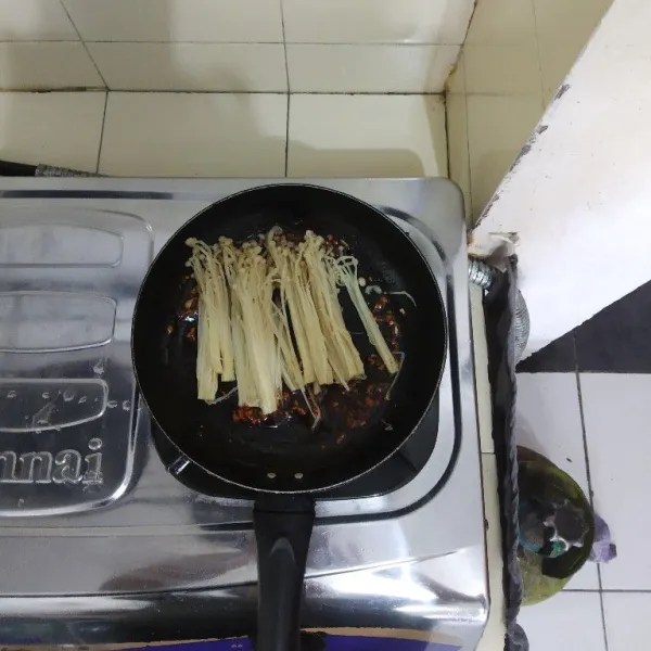 Masukkan jamur enoki dan beri sedikit air.