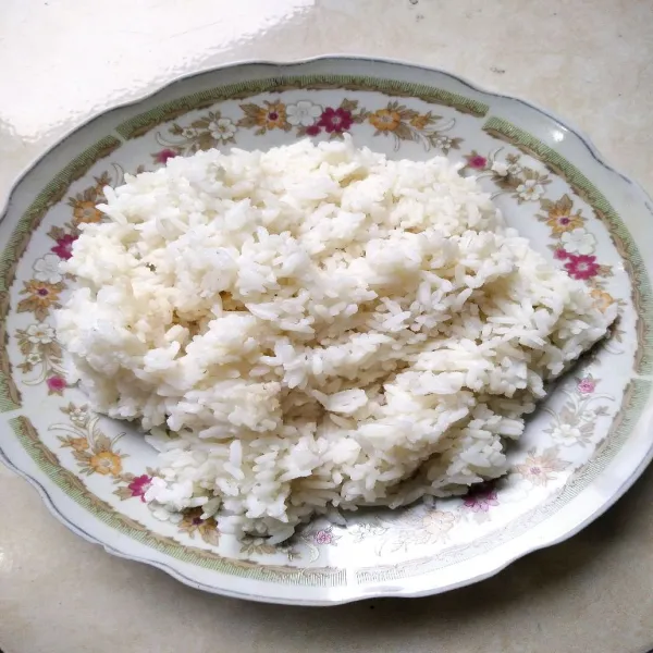Siapkan nasi putih.