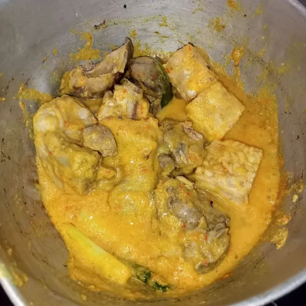 Masukkan ayam hati dan tempe aduk dengan bumbu hingga tercampur rata.