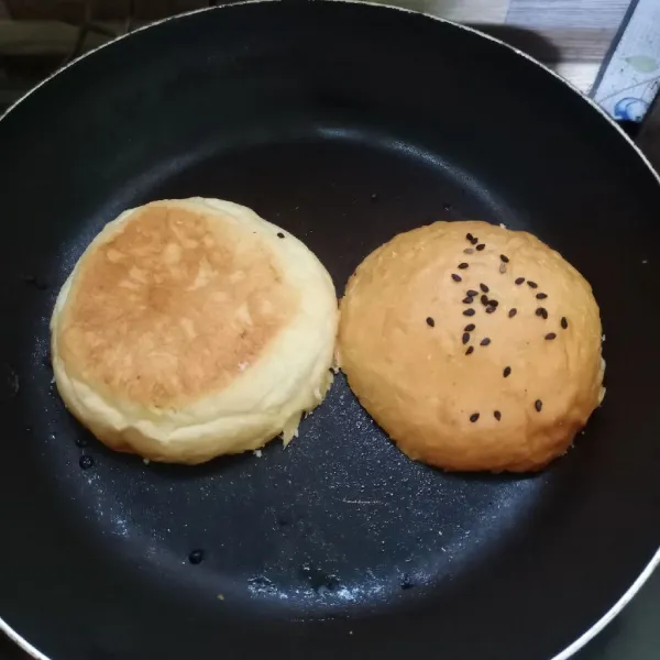 Belah roti menjadi 2 bagian. Panaskan margarin, panggang roti sebentar saja.