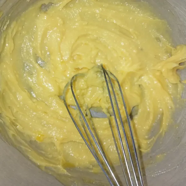 Kocok telur, gula, dan butter menggunakan whisk hingga tercampur rata.