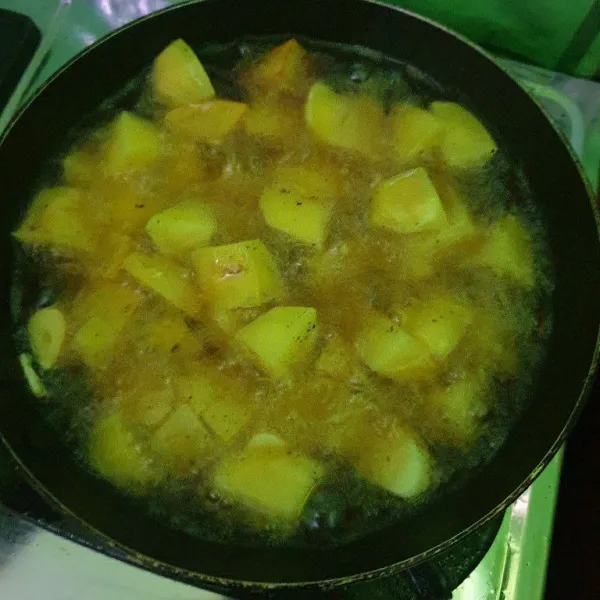 Goreng kentang bersama bawang putih sampai empuk. angkat dan tiriskan.