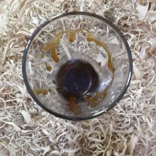 Pada gelas saji, tuangkan larutan gula aren sesuai selera.