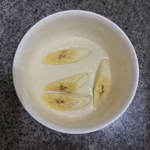 Celupkan potongan pisang pada adonan tepung.