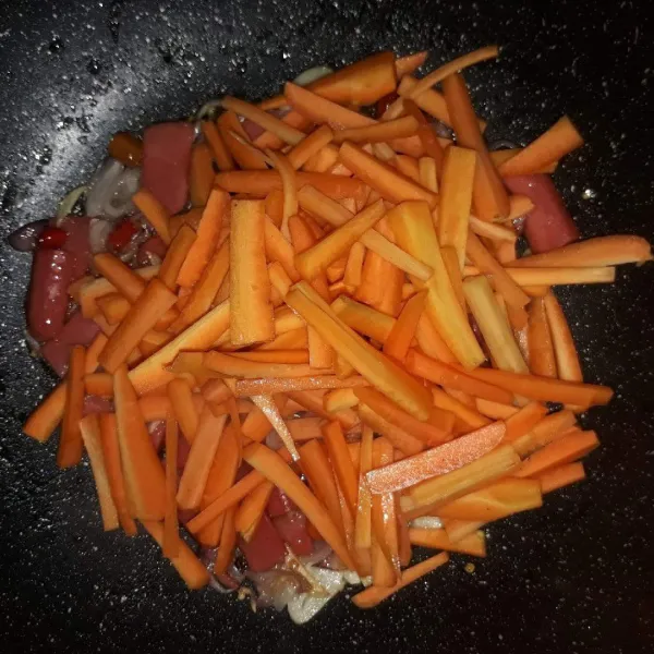 Masukkan wortel, aduk sampai layu. Tambahkan air lalu masak hingga mendidih.