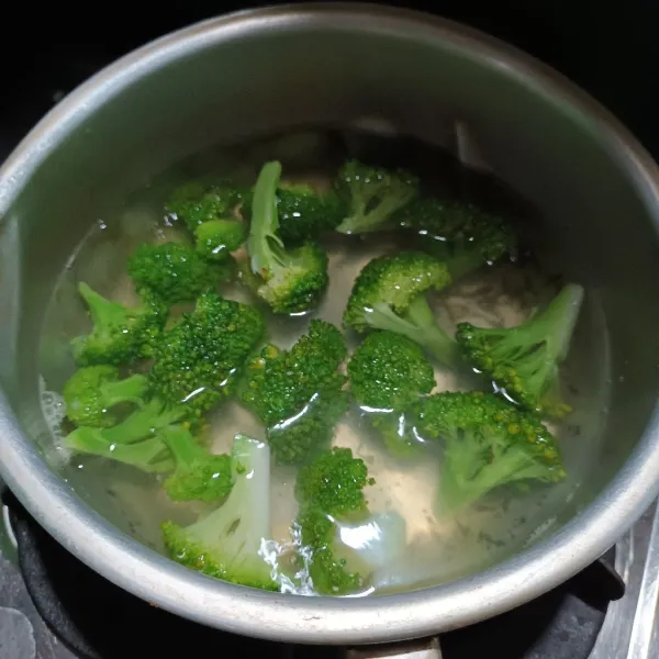 Kemudian rebus brokoli yang sudah dicuci bersih, kurang lebih 2 menit. Angkat dan masukan ke dalam air dingin. Sisihkan.