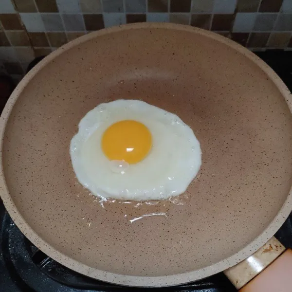 Masak telur dengan cara dibuat telur ceplok, angkat dan tiriskan.
