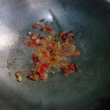 Panaskan minyak, tumis bumbu hingga wangi.