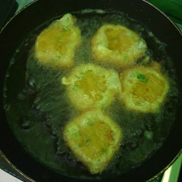 Celupkan pada kocokan telur lalu goreng dalam minyak panas sampai kuning keemasan. Angkat dan siap disajikan.