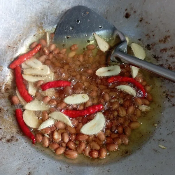 Goreng kacang tanah bawang putih dan juga cabe sampai kecoklatan dan matang lalu angkat kemudian blender sampai halus.