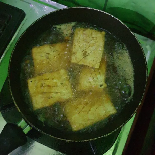 Lalu goreng dalam minyak yang sudah dipanaskan sampai kuning keemasan/kering.