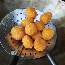 Panaskan minyak goreng bola bola ayam dengan menggunakan api kecil agar matang sempurna.