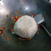 Masukkan nasi, aduk-aduk hingga tak ada yang menggumpal.