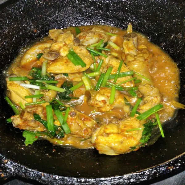 Tambahkan daun bawang, koreksi rasa dan sajikan.