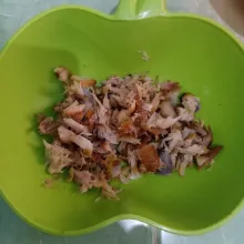 Siapkan ayam goreng suwir.