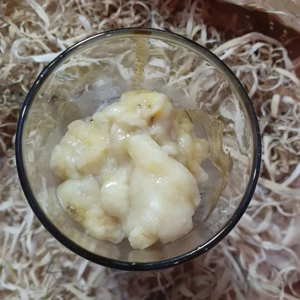 Tambahkan pisang serawak, essence pisang. Untuk pisang, bisa gunakan pisang apapun sesuai selera.