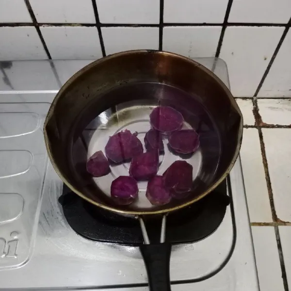 Rebus ubi ungu hingga matang, kemudian tiriskan.
