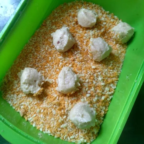 Cetak adonan dengan sendok lalu guling gulingkan ke tepung roti.