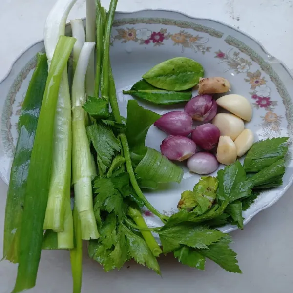 Siapkan bumbunya, bawang merah, bawang putih, kencur, daun jeruk, daun bawang, ketumbar, dan seledry