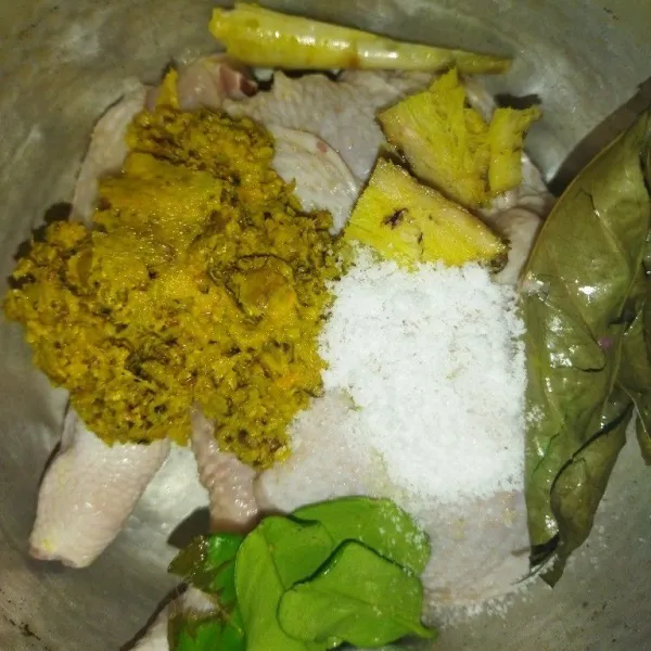 Siapkan panci, masukkan potongan daging ayam, bumbu yang sudah dihaluskan, garam, daun salam, daun jeruk, lengkuas dan serai.