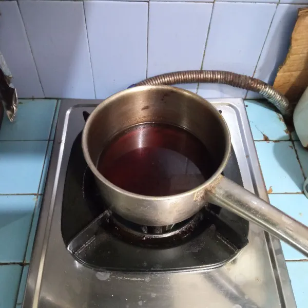 Rebus air dan gula merah. Masak hingga gula larut.