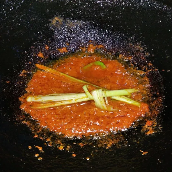 Haluskan bumbu, lalu tumis hingga harum.
