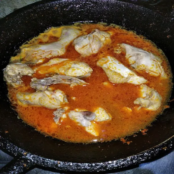 Tambahkan air, masukkan ayam.
