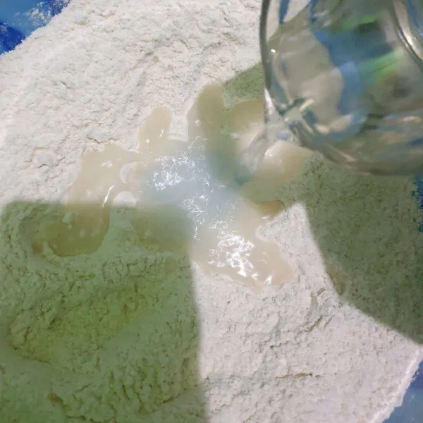 Siapkan bahan adonan. Campurkan bahan adonan kering (tepung terigu, gula pasir, fermipan dan air es) aduk rata.