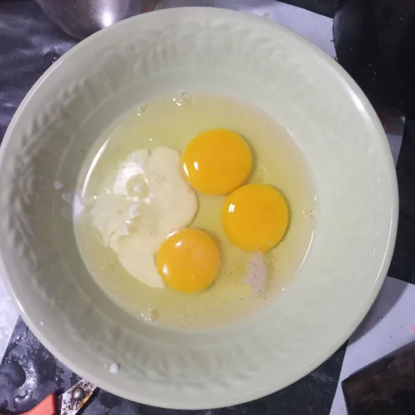 Kocok telur, garam, kaldu bubuk, lada bubuk dan larutan tepung.