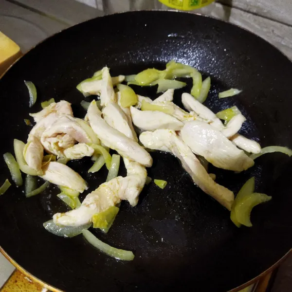 Tumis bombay sampai layu, masukan daging ayam, tumis sampai berubah warna.