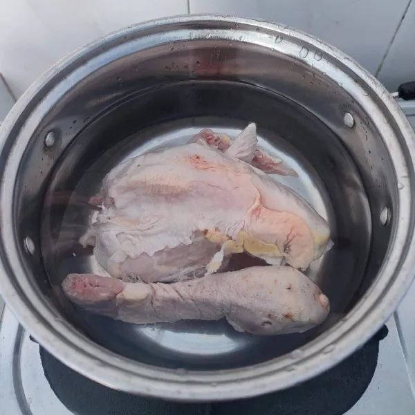 Rebus ayam dengan 1000 ml air sampai empuk.