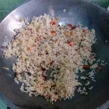 Masukkan ayam, goreng hingga matang. Koreksi rasa dan sajikan.