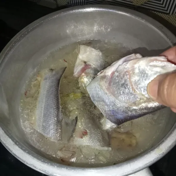 Tuang air dan setelah mendidih masukkan ikan senangin.