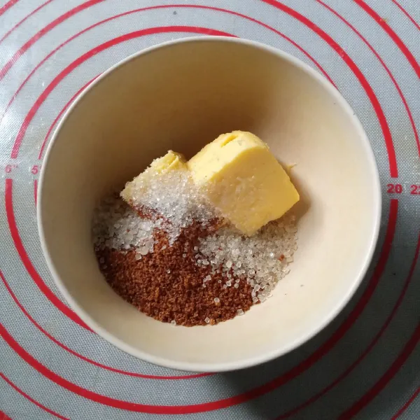 Dalam wadah masukkan mentega, brown sugar dan gula pasir, aduk sampai rata. Bagi 4 bagian sama banyak.