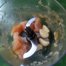 Haluskan bawang putih dan ayam.