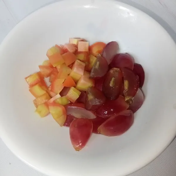 Potong-potong tomat dan buah anggur.