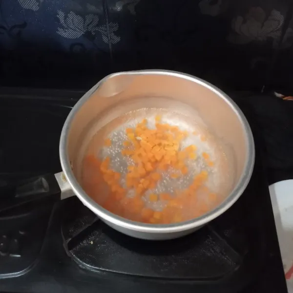 Potong dadu kecil wortel, rebus sebentar, angkat, tiriskan.