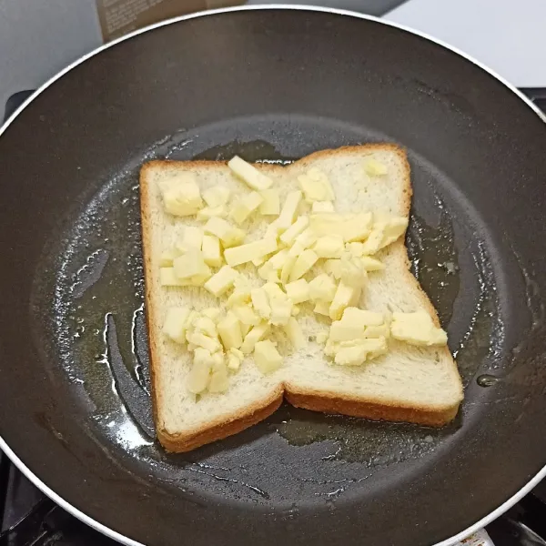 Letakkan keju mozarella di atas roti.