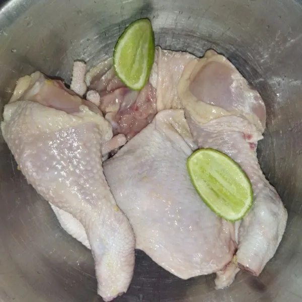 Siapkan daging ayam, bilas lalu beri air perasan jeruk nipis, aduk rata, sisihkan.