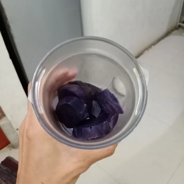 Blender ubi ungu dengan 50 ml air sampai halus.